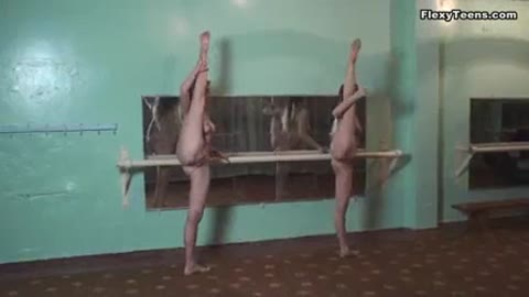         海外　美女二人。全裸で柔軟体操。I字バランス他
    