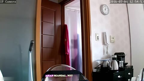         ハッキングしたIPカメラで盗撮
    