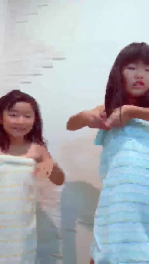         小さな姉妹のお風呂着替え配信
    