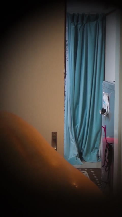         思わず美女のパクパク開くアナルに息を飲む。至近距離で興奮の裸。
    