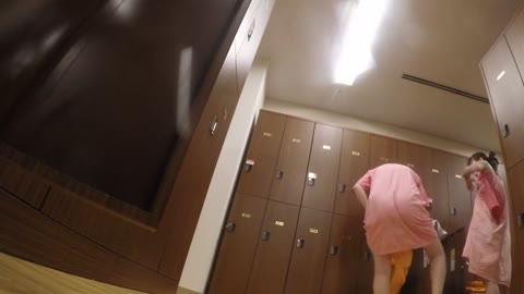         【実録、更衣室○撮　vol.15】～巨乳&amp;色白むすめ二人組と親子編～
    