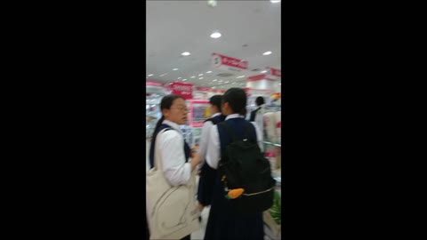         買い物しているJKたちをストーカー
    