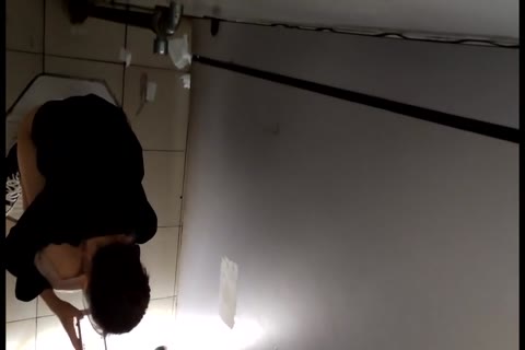         無修正　【洗面所の隙間】公衆トイレ潜入激写
    