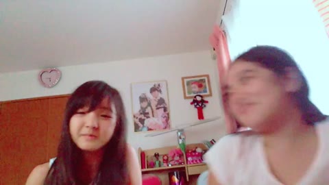         ハーフ系美少女のエッチなライブ
    