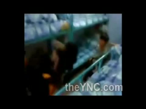         中国。学生寮にて。強制ストリップ＆集団暴行
    