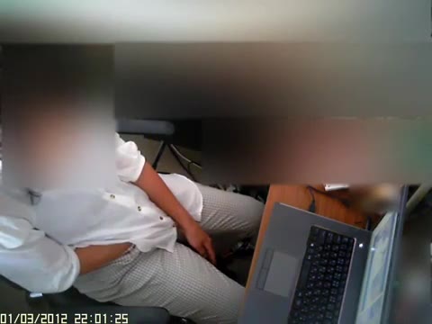         [上から]やっぱりしていたデスクオナ3
    