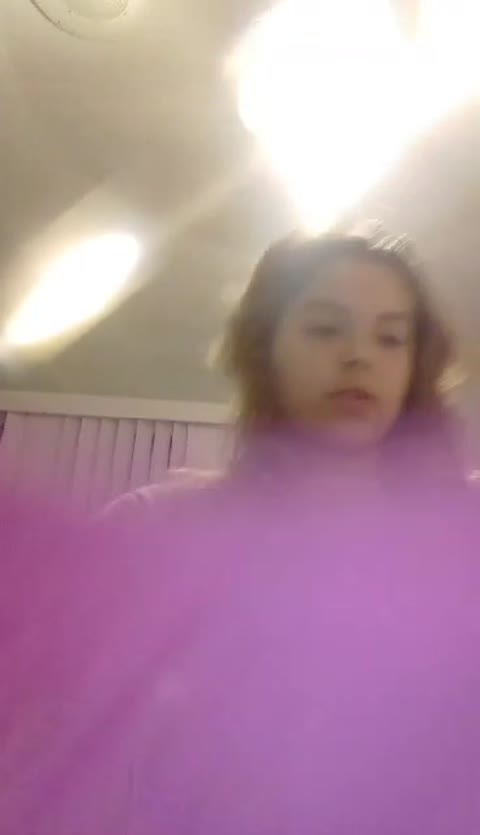         泡で遊ぶ女の子
    