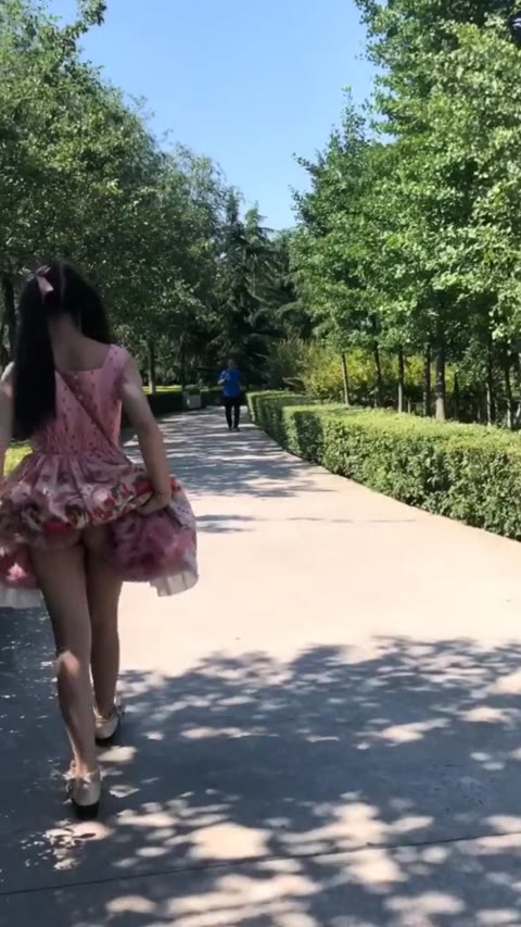         ガチ美少女が公園でガチ露出
    