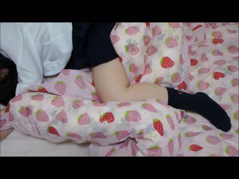         眠っている爆乳娘を悪戯。個人撮影
    