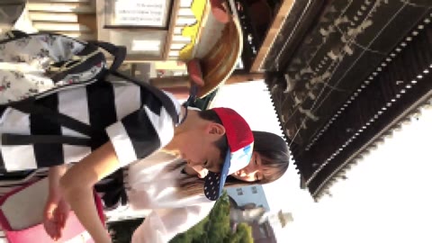         神すぎワロタ！！神J○さまが神社でパンモロ。。。。
    