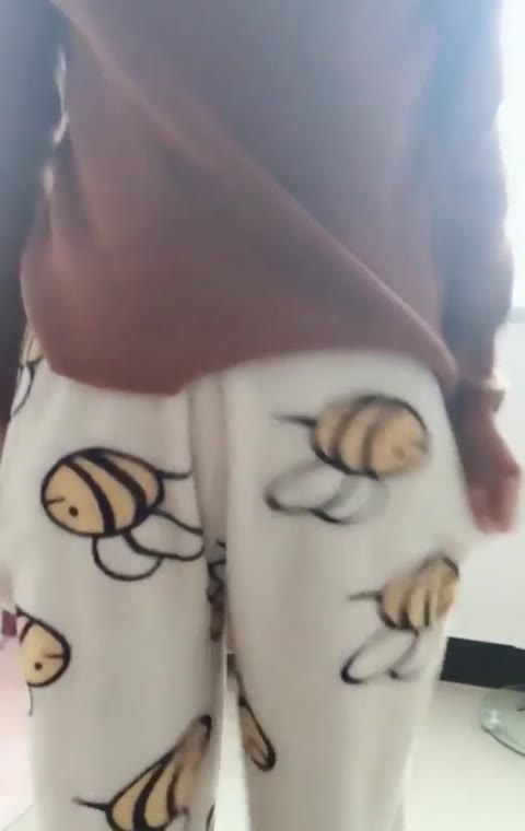         股に小物を挟んで路地に【若き性欲暴走】
    