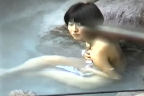         【期間限定】可愛い子達のプール風景
    