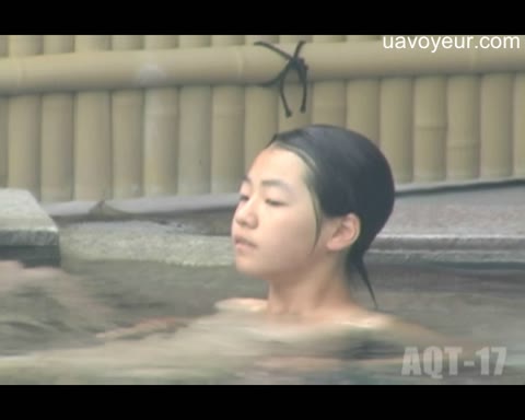         温泉で撮られちゃった貧乳美人ちゃん
    