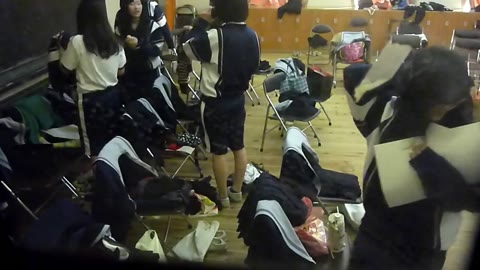         J●の団体着替えを窓から盗撮
    