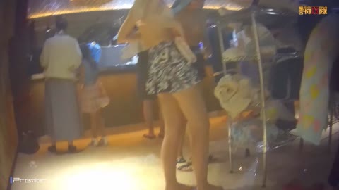         個室で予想外な展開！パンツ下げてる子に特攻隊さん衝突【幻プール編No.40】
    