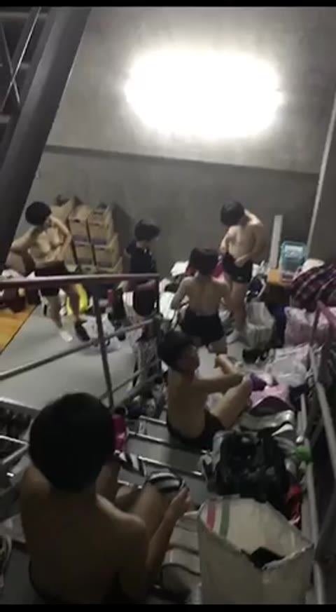         部活終わりに階段で着替える
    