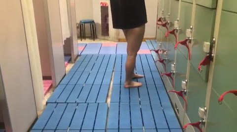         水泳 脱衣 3-3 でかいお尻が目の前に 81909
    