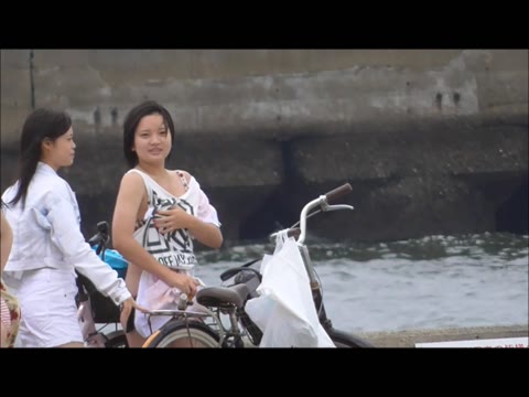         水着女子大生　海辺でのお着替え
    