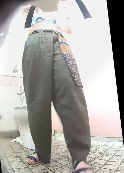         ２カメラ海のトイレでお着換え乳首ポロリの美人さん
    