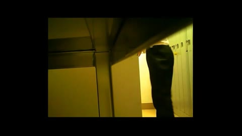         着替えながらおしっこ我慢するお姉さん2
    