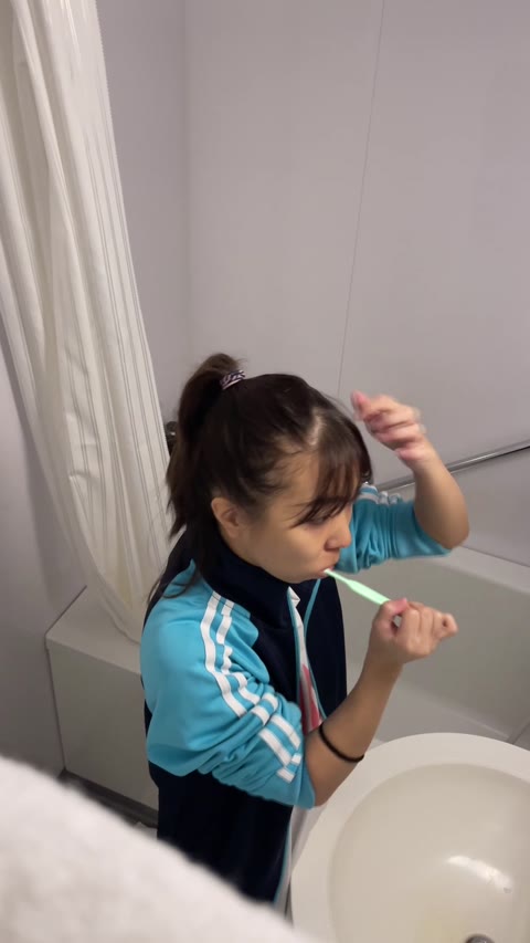         【撮影バレ】「雨○花○」合宿先にてあどけない美少女の中を極太ディルドでかき分けオ○ニー
    