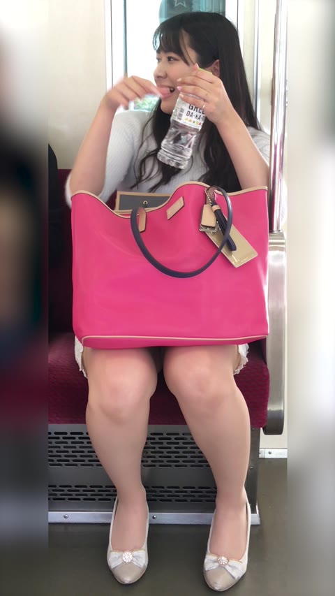         【セット販売】神々しすぎる！綺麗すぎる美脚を見せびらかすありえないミニスカ美人
    