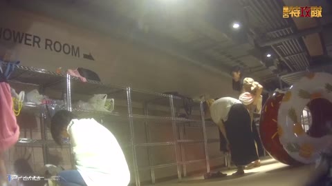         【幻 プール編 No.044】水着脱ぎたての彼女のお尻に目がけて突進
    