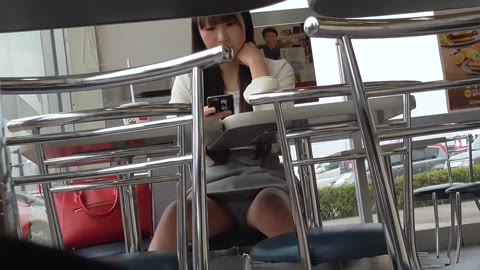         私服JKの食事風景パンチラ
    