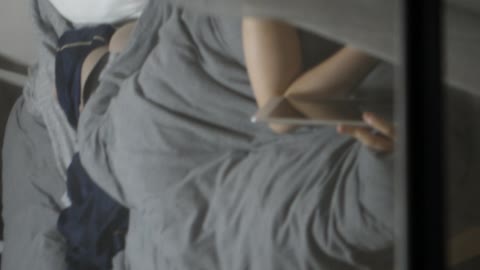         巨乳OLの卑猥な日常と、アスリート女子大生の裸を隙間から
    