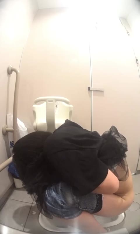         美人が多い駅直下トイレ12
    