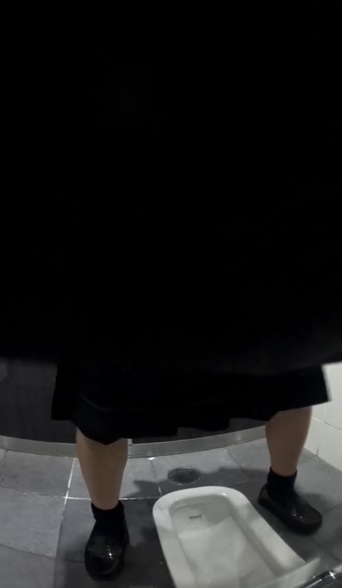         少々フライング気味ではないでしょうか、2カメラコスプレ和式う〇こ３人収録
    