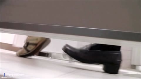         数分間にわたり個室に籠ってオナニー♪
    