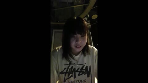         生配信中　隣で美少女友達が行為に夢中
    