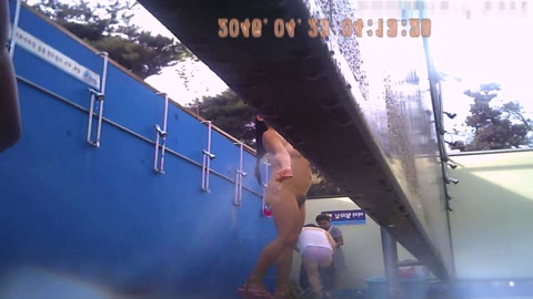         Water Park Bathroom Korea 3
    