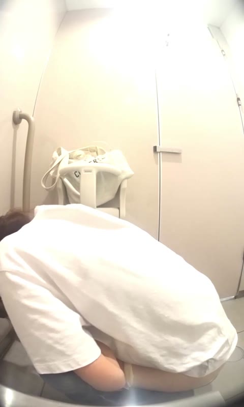         美人が多い駅直下トイレ8
    