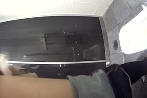         無修正和式トイレ　週末価格　下痢が飛び便器内に汚物が溜まっていく
    