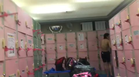         水泳部 脱衣 ２－１ Ｃカップおっぱい でかいお尻
    