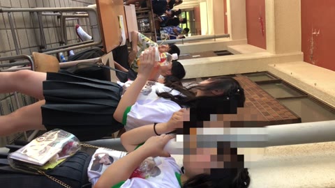         たまらんJ◯！文化祭で鬼カワいまどき様パンチラを晒す！！
    