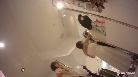         【試着室3人生着替え】ティーンの美少女をアパレル試着室のすき間から隠し撮り
    