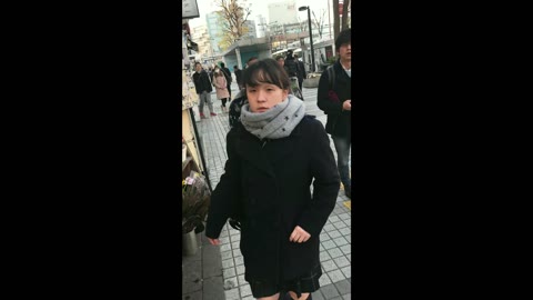         さかさ遊歩。華の女子高生を追跡！温い生パンツをスマホで
    