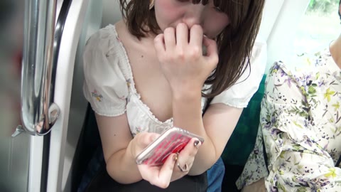         吸い込まれそうな白い肌から。薄目の乳輪とお乳首がこんにちわ。
    