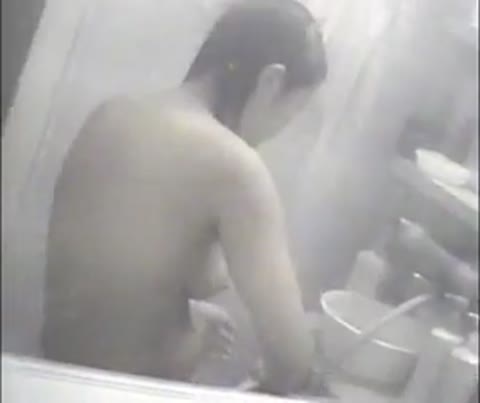         窓の隙間　シャワーオナに没頭する女の子
    