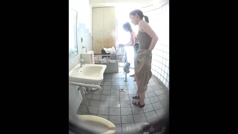         海の家の共用トイレを覗いてみた２長時間ギャルと複数美女多しお着換えおトイレ
    