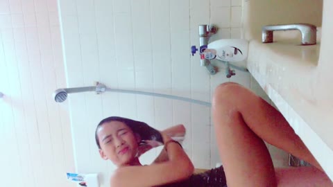         全身洗う配信 C美少女
    