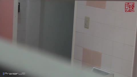         【お銀さんの「洗面所突入レポート！！」99】仕切り一枚の後ろでさらにズームイン
    