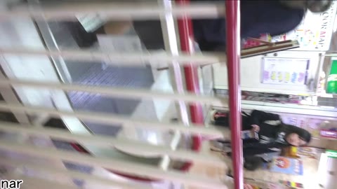         さかさ遊歩。華の女子高生を追跡！温い生パンツをスマホで
    