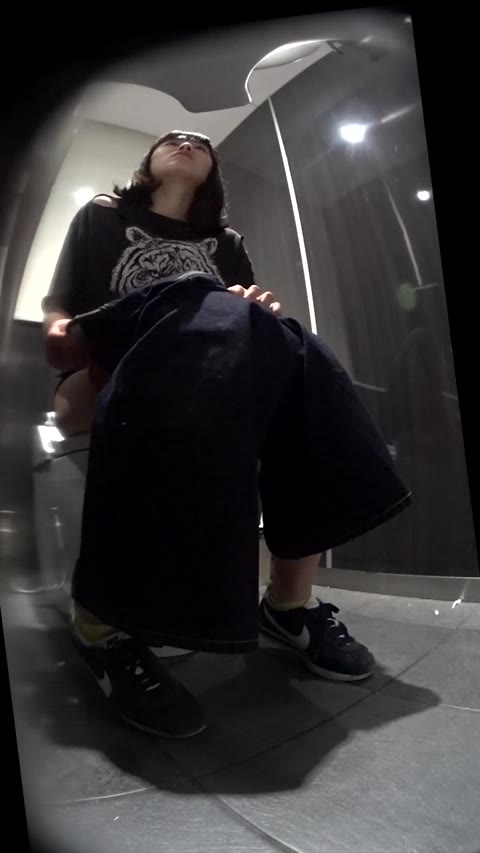         絶妙アングル♪美人さんに利用されるトイレで秘部を高画質で☆彡
    