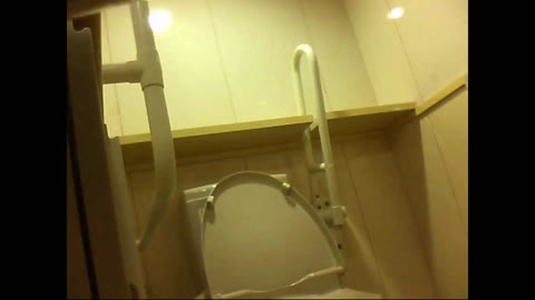         とあるショッピング街のだれでもトイレで頑張る〇学生
    