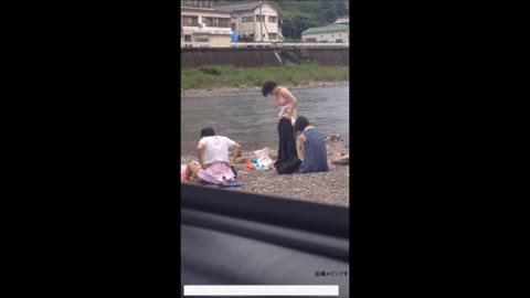         河原で堂々着替える★J●たち①&amp;amp;②
    