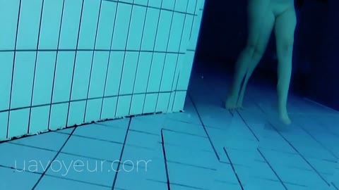         【高画質】プールの中に潜入
    